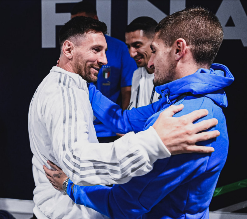 福登调侃小球迷：要这么多签名是不要拿去卖，赚了钱分我一半