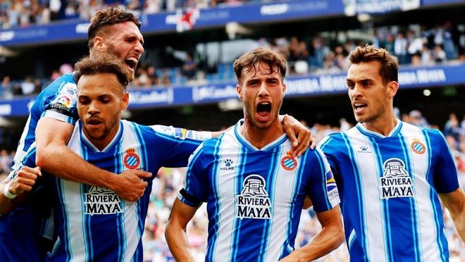 邵佳一独立带队时间不足一年半，此前曾担任国足助教