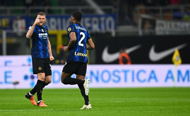 足球中超队长带伤上阵，拼劲获赞