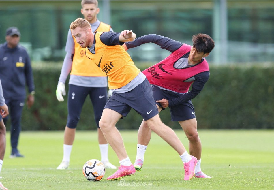 胡明轩拿下26分错失绝杀，澳大利亚全队安慰胡明轩