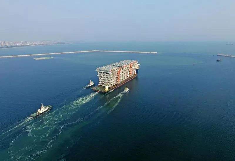 达成生涯400助里程碑，梅西赛后把球衣送给了看台上的父母